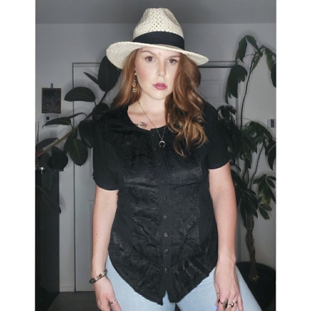 𝅺vintage BLACK SILKY DETAILED EMBROIDERY BLOUSE